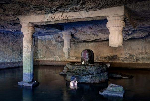 Water Lingam, Harishchandragad