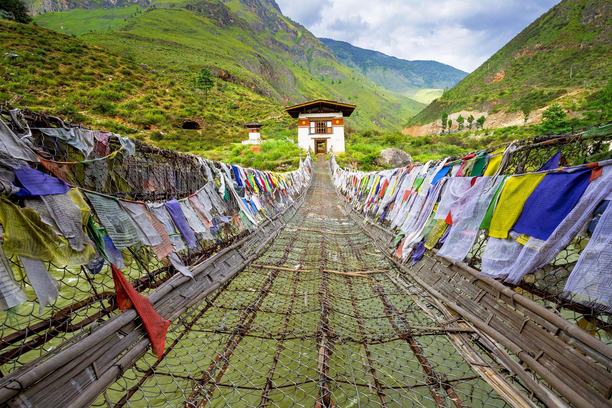 Бутан вопрос. Тибет Непал бутан Гималаи. Бутан Самчи мост. Бутан горы. Паро бутан.