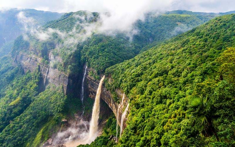 A stunning image of Nohkalikai falls in Meghalaya