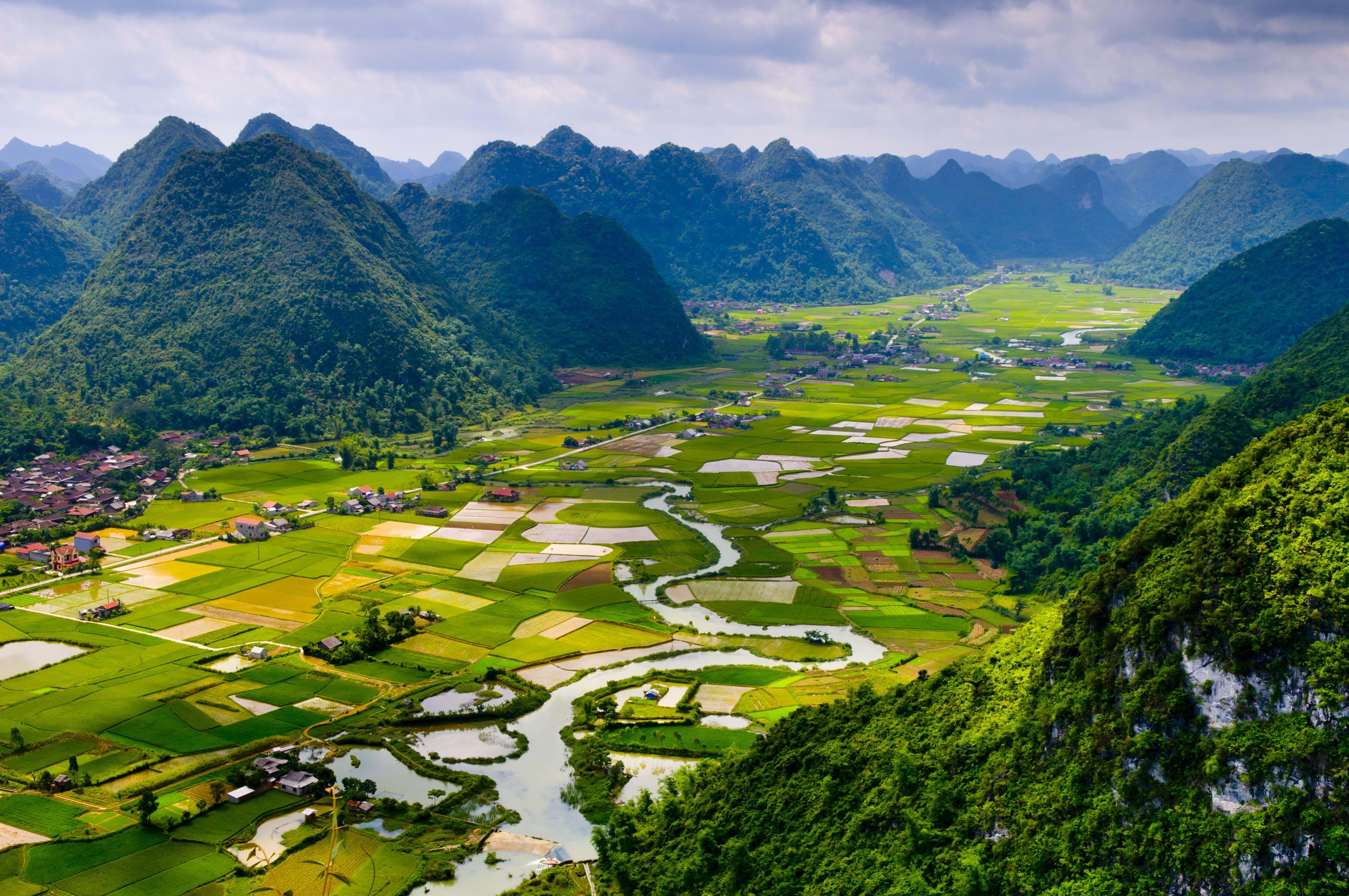 Halong bucht essentiel baai luxusreise baie nam trekking circuits groupe hanoi tours croisière tourradar routes