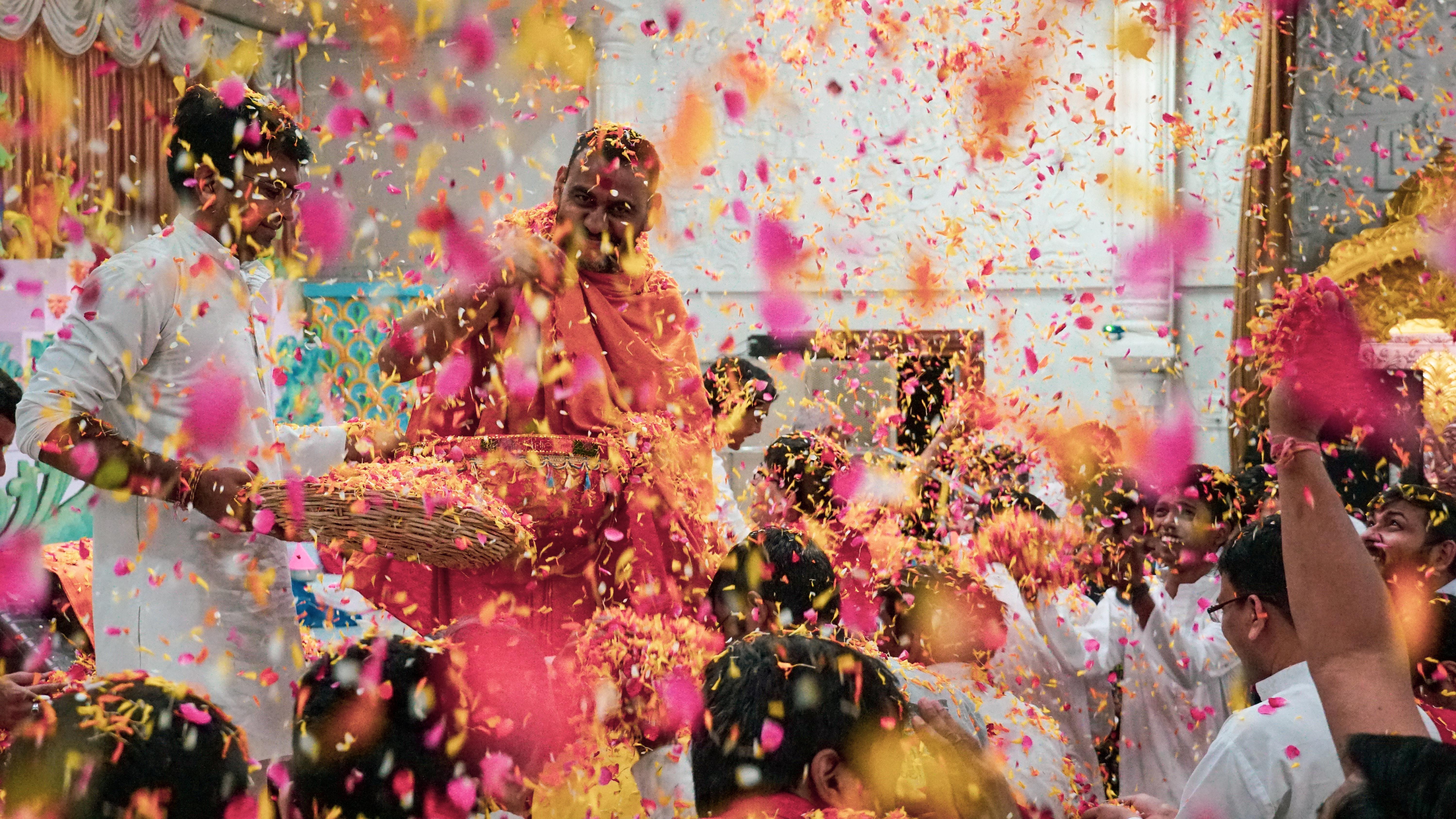 8-best-places-to-celebrate-holi-festival-in-india-transindus