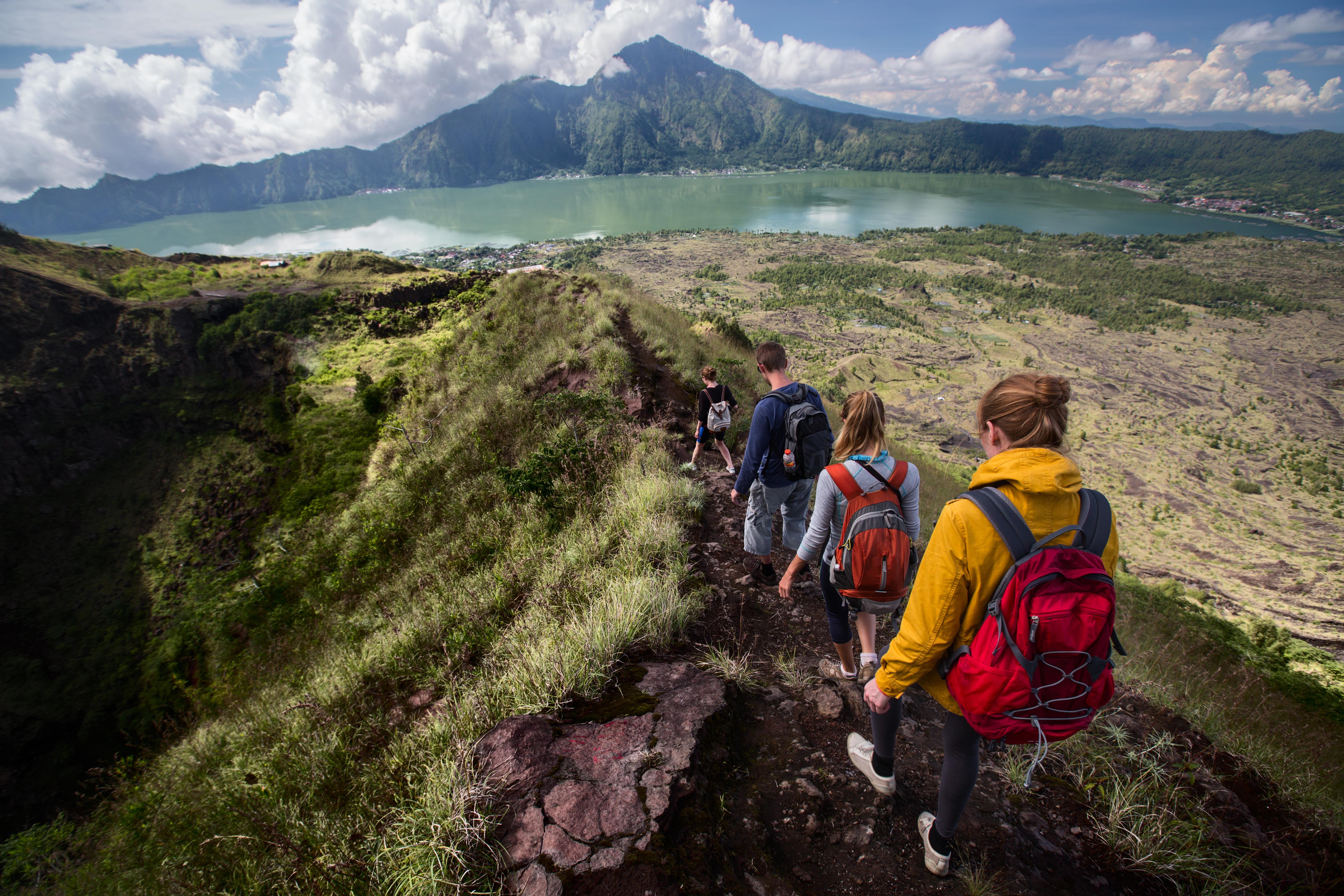 Туризм. Хайкинг Индонезии. Индонезия туристы на горе Батур. Поход в горы. Туристы в горах.
